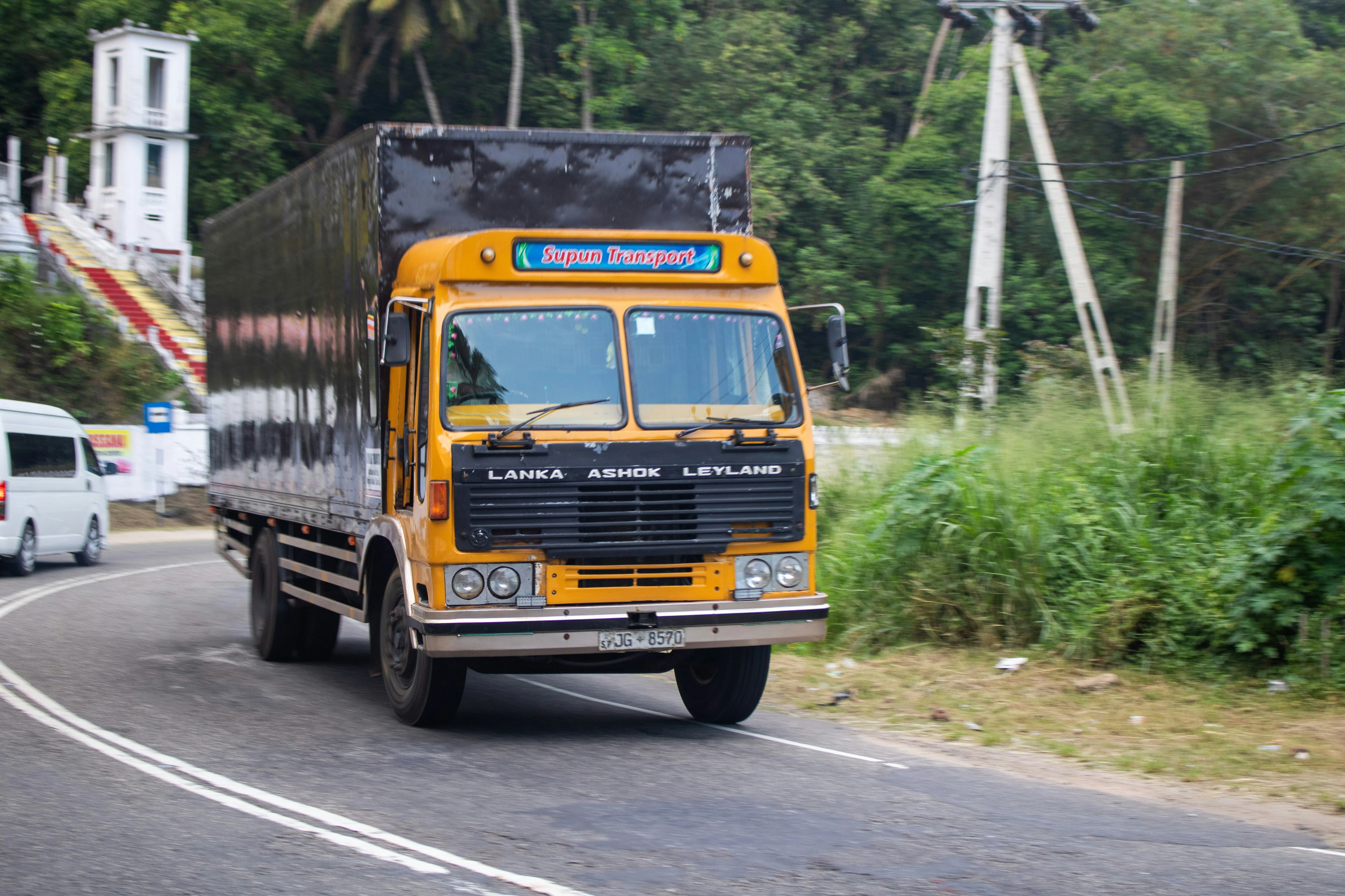 How Financing Partnerships Are Changing Insurance for Ashok Leyland Commercial Vehicle Owners